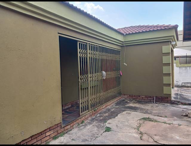 5 BEDROOM HOUSE FOR SALE IN IVY PARK